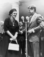 Frances Kelseyová s prezidentem Johnem F. Kennedym (Archiv americké Lékařské knihovny)