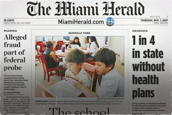 Titulní strana deníku The Miami Herald z 1. listopadu 2007 s titulky „Alleged fraud part of federal probe“ a „1 in 4 in state without health plans“ a fotografií dětí u notebooku