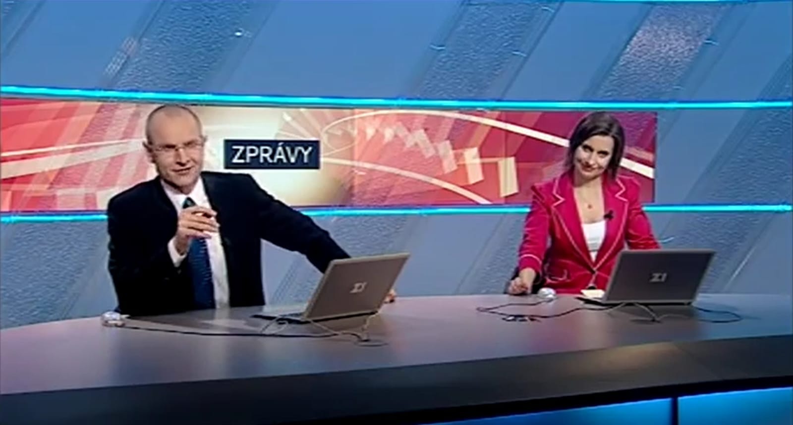 Dva moderátoři za studiovým pultem s notebooky během posledního vysílání televizní stanice Z1