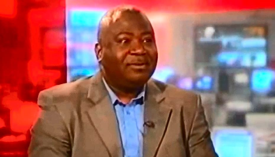 Guy Goma s překvapeným výrazem v televizním studiu BBC, kde ho omylem považovali za IT experta místo uchazeče o práci