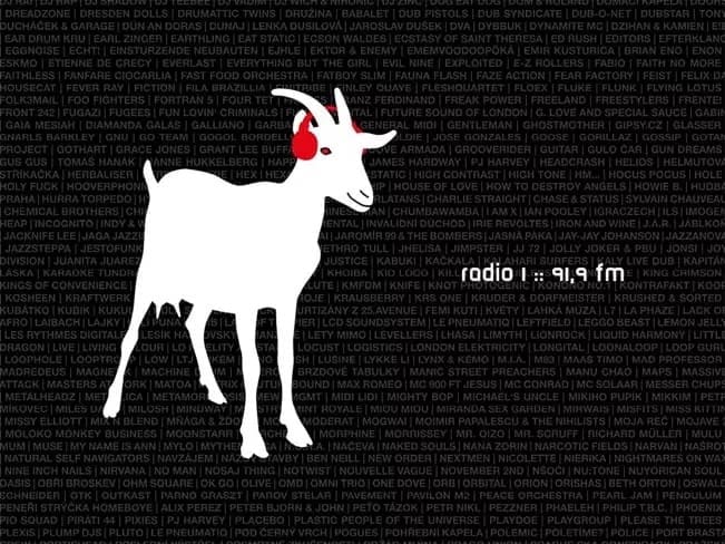 Bílá koza s červenými sluchátky na černém pozadí se seznamem jmen kapel a nápisem „radio 1 :: 91,9 fm“