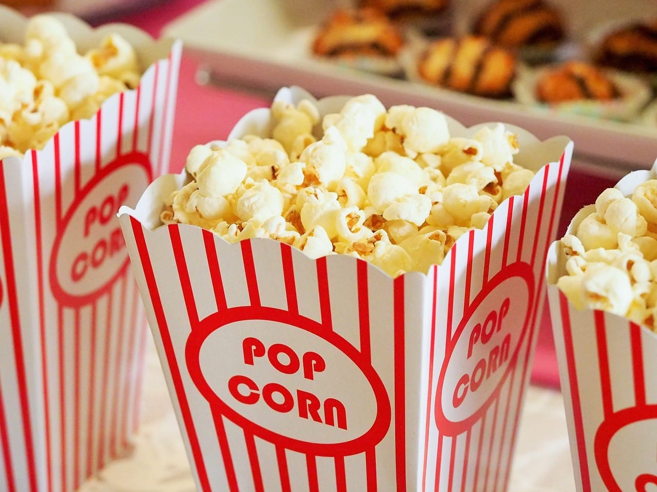 Bílo-červeně pruhované kelímky s popcornem a nápisem POP CORN