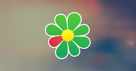 Logo ICQ – zeleno-červená kvítka s žlutým středem na rozostřeném barevném pozadí