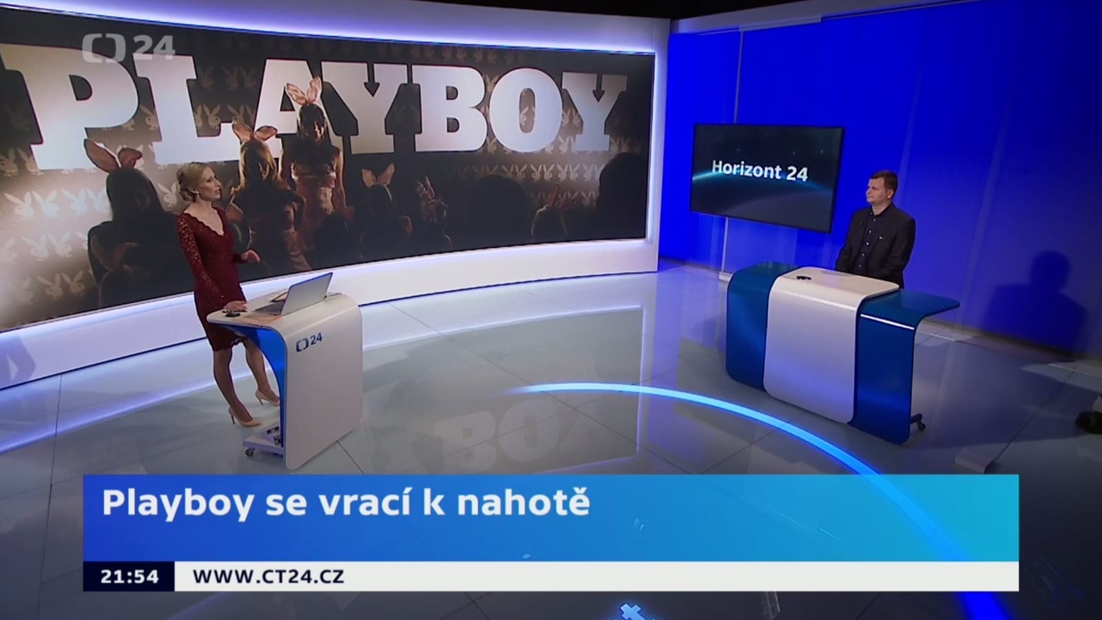 Studio ČT24 s moderátorkou a hostem, na velké obrazovce logo Playboy, titulek „Playboy se vrací k nahotě“
