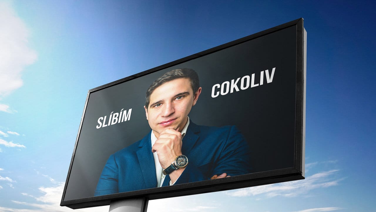 Billboard proti modré oblohu s mužem v modrém saku a heslem „Slíbím cokoliv“