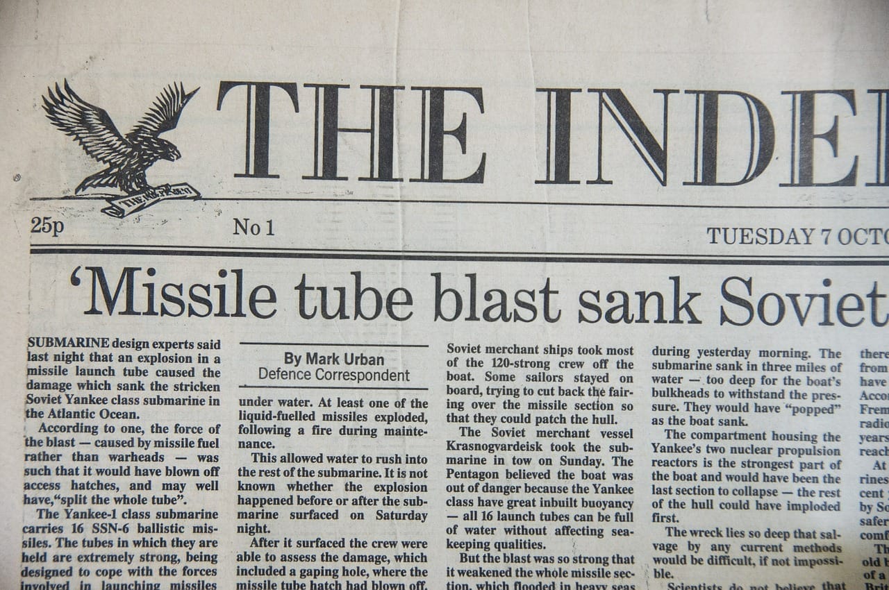 Titulní strana prvního čísla listu The Independent z 7. října s titulkem „Missile tube blast sank Soviet…“, cena 25p