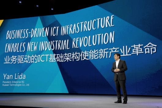 Muž na pódiu před velkou obrazovkou s nápisem „Business-driven ICT infrastructure enables new industrial revolution“ a jménem Yan Lida, President Enterprise BG, Huawei Technologies