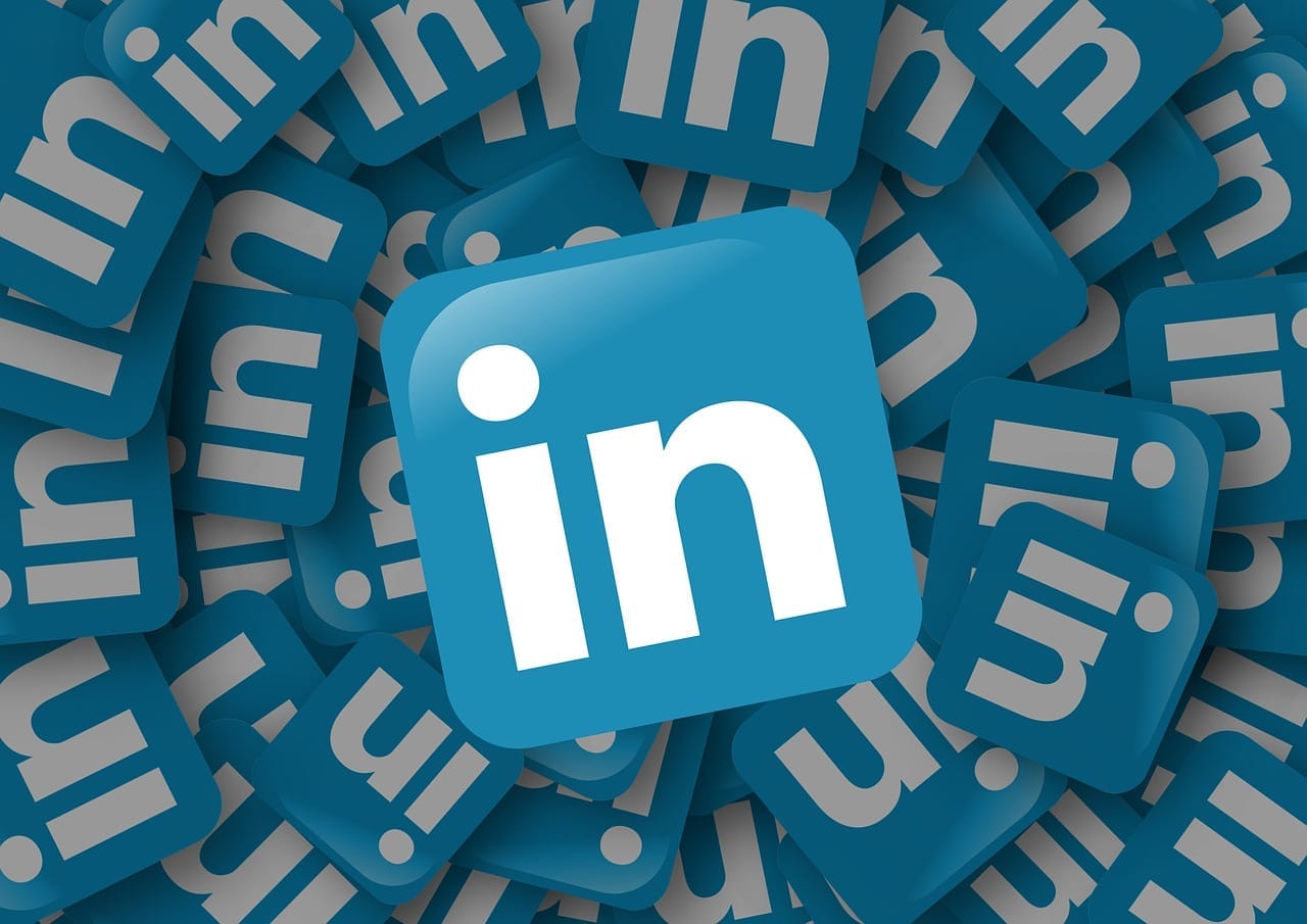 Hromada modrých ikon s logem LinkedIn, jedna větší v popředí