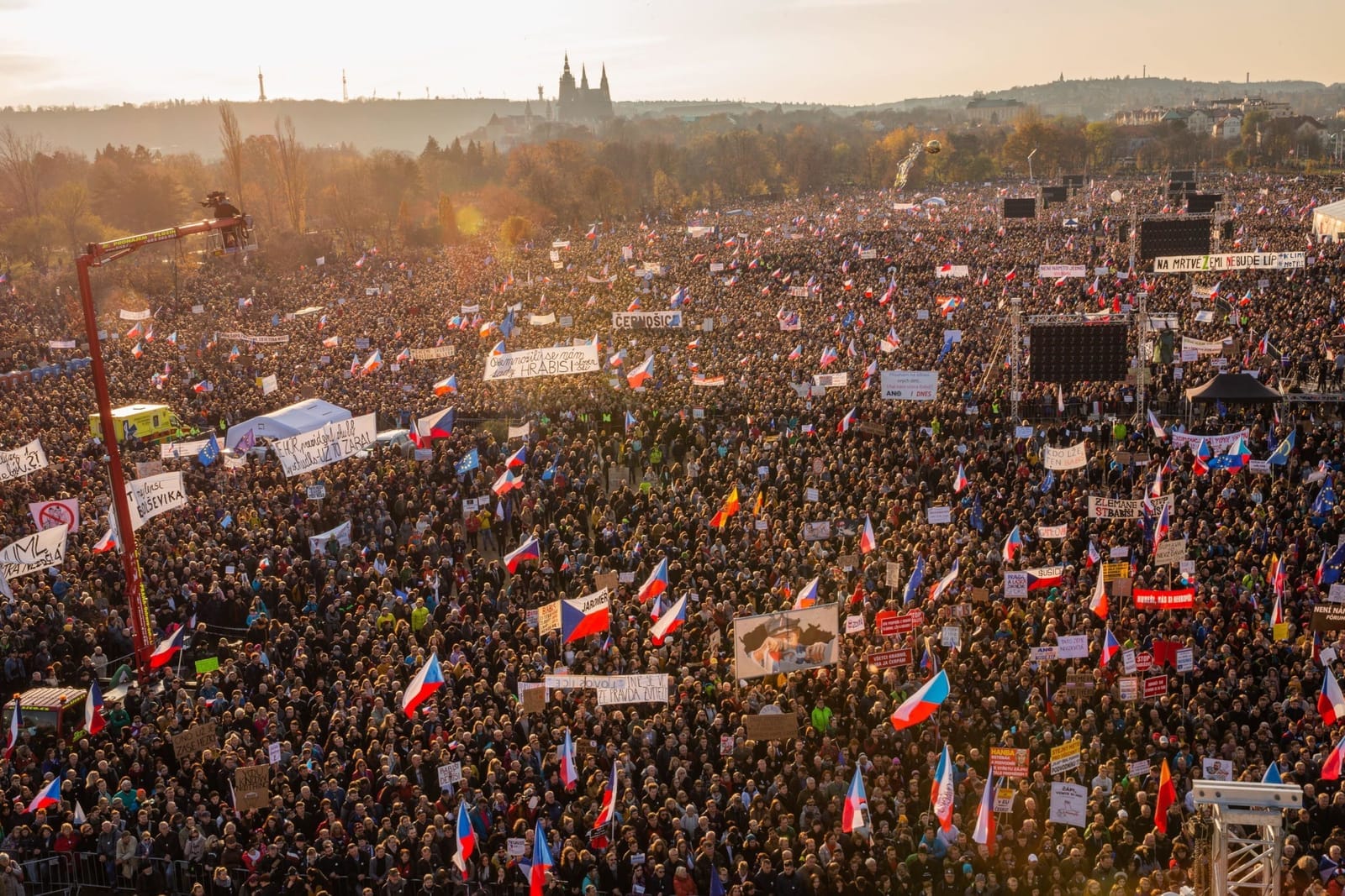 Letenská pláň zaplněná davem stovek tisíc demonstrantů s českými vlajkami a transparenty, v pozadí Pražský hrad
