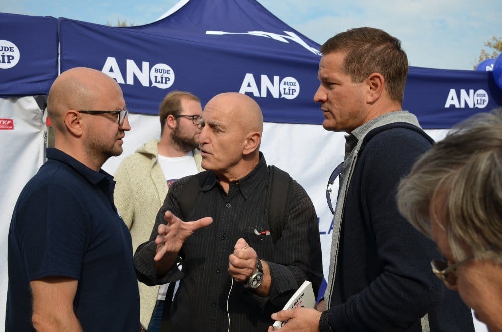 Stanislav Berkovec v rozhovoru s dvěma muži před modrým stanem s nápisem ANO, bude líp