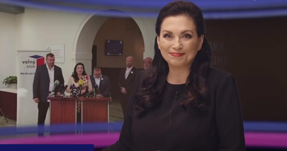 Jana Bobošíková ve studiu, za ní záběr z tiskové konference s logem Volný blok