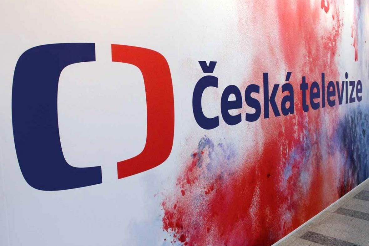 Logo a nápis Česká televize na velkoplošném banneru s červenou a modrou barevnou skvrnou