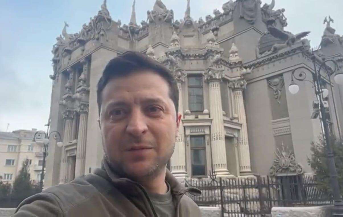 Volodymyr Zelenskyj natáčí selfie video před historickou budovou v Kyjevě