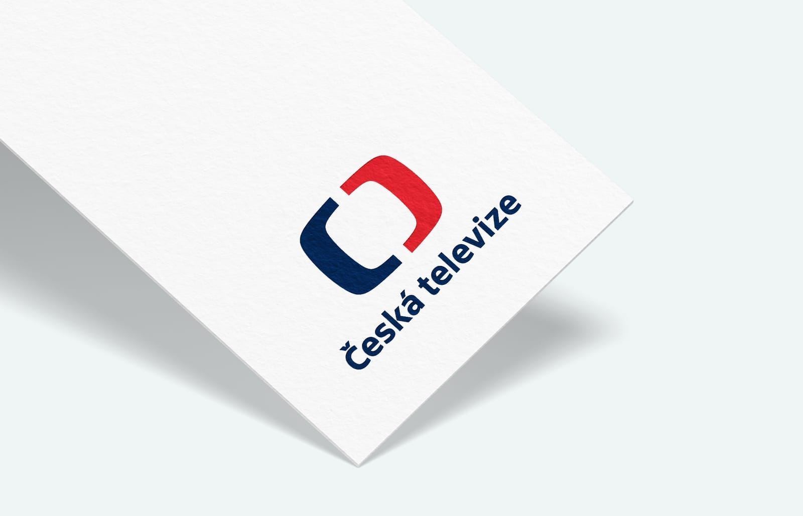 Logo České televize v modré a červené barvě vytištěné na bílé kartě