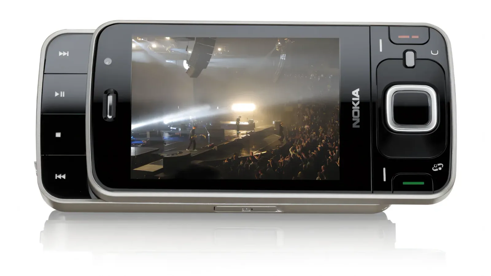 Vysunovací mobil Nokia N96 nakloněný na boku s videem koncertu na displeji